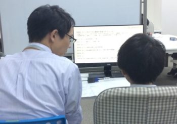 学習計画表作成中の様子。お子さんから話を聞きつつ作成し、最後にプリントアウトして渡します。 