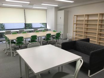 どの事業所も社長が家具のチョイスをしています。社長曰く、TEENS三鷹のテーマカラーは緑とのことです。確かに窓から見える木ともマッチしていい感じです♪