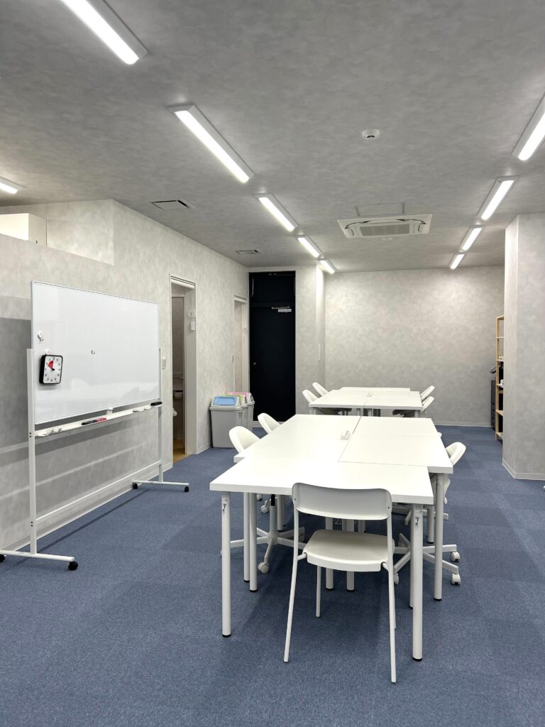 きれいで清潔なオフィス風の空間です。
