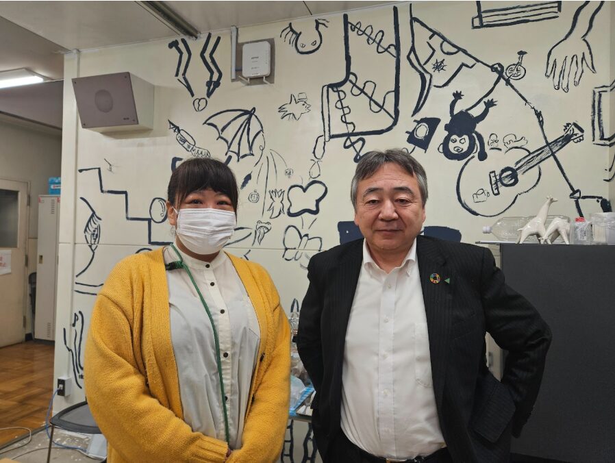 放課後等デイサービス・ティーンズ社員とSEISAアカデミー松本幸広氏のインタビュー風景。2E教育に関する対話