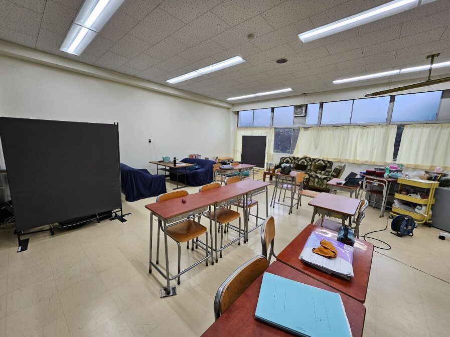 個別最適化された学習環境が整った教室内の様子。少人数の生徒が集中して学習に取り組めるよう配置された机と椅子