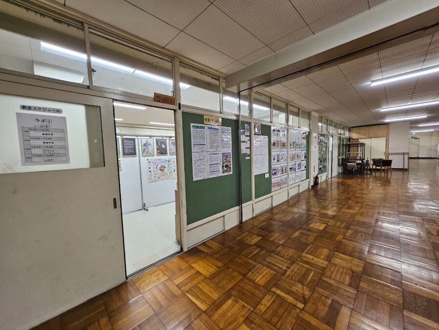 SEISAアカデミーの明るく開放的な廊下と教室の入口。生徒が安心して過ごせる清潔な学習空間